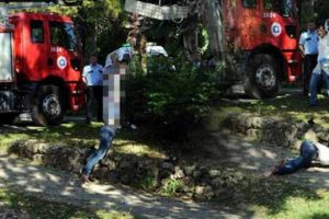 Cesedi ağa&ccedil;tan d&uuml;ş&uuml;r&uuml;nce savcıdan fır&ccedil;ayı yediler