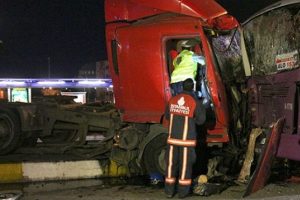 Facia kıl payı atlatıldı! TIR benzin istasyonuna daldı!