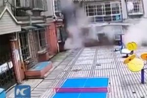 Bina b&ouml;yle &ccedil;&ouml;kt&uuml;: 16 kişi enkaz altında