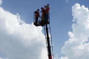 20 metre y&uuml;kseklikte başbakana soru sordu