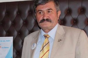 Rakı kadehli se&ccedil;im afişi istifa ettirdi