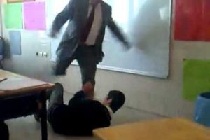 &Ouml;ğretmen &ouml;ğrencisini yumrukladı! 'Seni buraya g&ouml;merim'