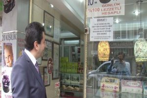 'Bu iş yerine siyasiler giremez' yasağını deldi!