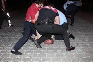 Silahlı ve alkoll&uuml; saldırgan g&uuml;&ccedil;l&uuml;kle yakalandı