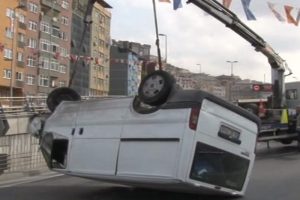 Şişli'de minib&uuml;s t&uuml;nel girişinde takla attı