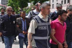 5 kişiyi dolandırmakla su&ccedil;lanan 3 ş&uuml;pheli yakalandı