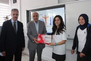 Bursalı &ouml;ğrenciler tabletlerine kavuştu!
