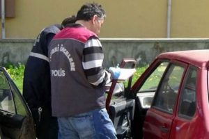 Boynu otomobilin camına sıkışan &ccedil;ocuk hayatını kaybetti