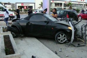 &Uuml;nl&uuml; sanat&ccedil;ı Asrın Tuncer kaza ge&ccedil;irdi...