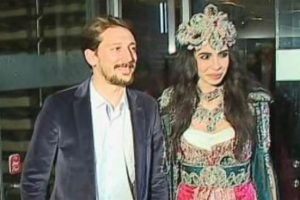 Beyza Şekerci ile Engin Hepileri karşılıklı g&ouml;bek attı...