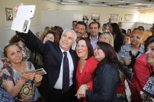 Kadın lokalini a&ccedil;an Başkan Bozbey kadınlarla selfie yaptı