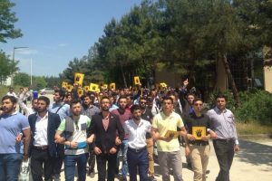 Bursa'da &ouml;ğrenciler Mursi i&ccedil;in y&uuml;r&uuml;d&uuml;