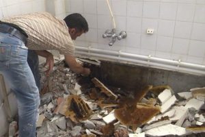 Banyo duvarının i&ccedil;inden arı yuvası &ccedil;ıktı