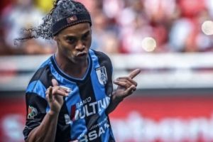 Ronaldinho, hocasına kızdı, stadı terk etti