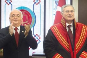 Hasan Erbil'den Mehmet Akarca'ya: Birilerini fazla rahatsız etmeden g&ouml;rev yap