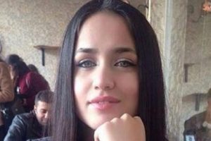 Mutlu Kaya'ya şarkıları dinletiliyor