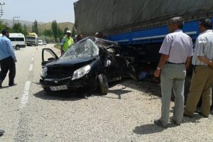 Otomobil TIR'ın altına girdi: 8 yaralı
