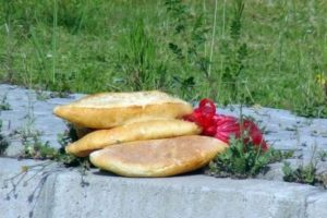Otomobilin &ccedil;arptığı bisikletli &ouml;ld&uuml;