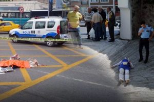Beşiktaş'ta minib&uuml;s yol kenarında y&uuml;r&uuml;yen &uuml;&ccedil; kişiye &ccedil;arptı