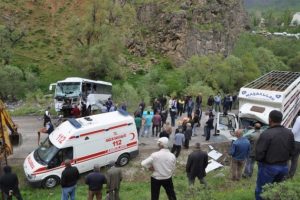 Midib&uuml;s kamyonla &ccedil;arpıştı: 2 &ouml;l&uuml;, 21 yaralı