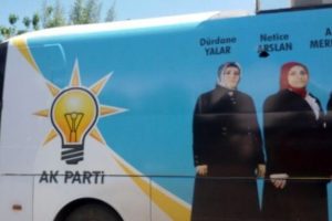 AK Parti se&ccedil;im otob&uuml;s&uuml;ne taşlı saldırı