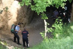 Gen&ccedil; kız mağarada 55 metre s&uuml;r&uuml;klendi