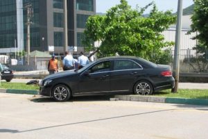 Bursalı tekstilci hakimiyetini kaybetti! &Ouml;nce ağacı devirdi, elektrik direğine &ccedil;arptı!