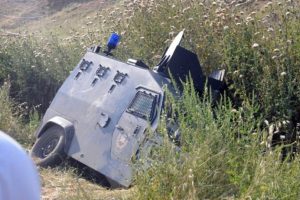 Boya şişesinin &ccedil;arptığı polis aracı kaza yaptı: 4 yaralı