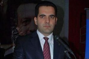 AK Parti Adana milletvekili adayı Ramazan Demir'e bı&ccedil;aklı saldırı