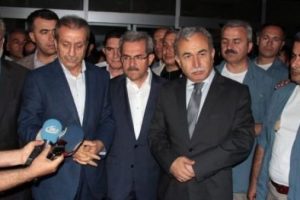 Bakanlar bı&ccedil;aklanan adayı ziyarete koştu