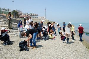 Mudanya sahillerinde temizlik