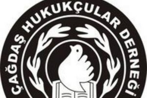 Y&uuml;zlerce avukat direnen iş&ccedil;ilerin yanında