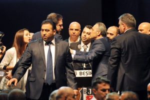 Beşiktaş kongresinde b&uuml;y&uuml;k gerginlik