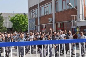 İş&ccedil;ilerin eylemi s&uuml;rerken Renault genel m&uuml;d&uuml;r&uuml; mesai &ccedil;ağrısı yaptı