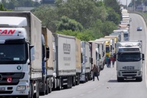 Kapıkule yolundaki TIR kuyruğu Edirne'yi ge&ccedil;ti