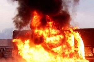 Libya'da savaş u&ccedil;akları petrol tankerine saldırdı