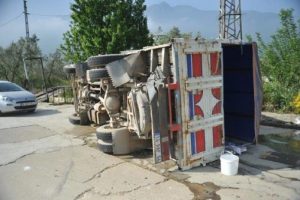 Bursa'da iş&ccedil;i taşıyan kamyonet, otomobille &ccedil;arpıştı!