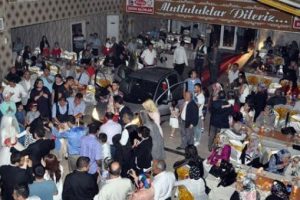 D&uuml;ğ&uuml;n salonunu otomobille aydınlattılar