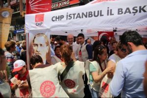 CHP milletvekili adayları canlı billboard oldu