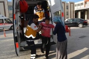 394 &ouml;ğrenci ve 3 &ouml;ğretmen zehirlendi