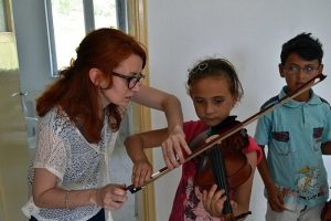 Fransız m&uuml;zisyen k&ouml;y &ccedil;ocuklarına keman &ouml;ğretiyor