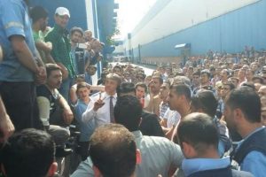 T&uuml;rk Trakt&ouml;r iş&ccedil;isi direnişi &ccedil;elikten &ouml;r&uuml;yor