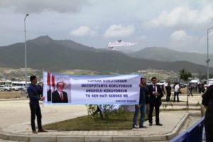 Tarihi a&ccedil;ılışta pankartlar dikkat &ccedil;ekti