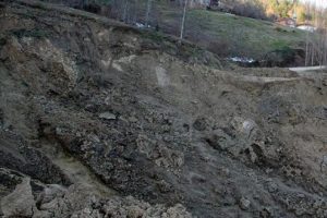 Kastamonu'da heyelan, ara&ccedil;lar toprak altında kaldı