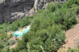 Ters r&uuml;zgara kapılan yama&ccedil; paraş&uuml;t&uuml; dolanıp dağa &ccedil;akıldı: 2 yaralı