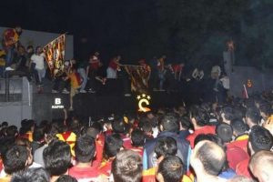 Galatasaray'ın aslan heykeli &ccedil;alındı!