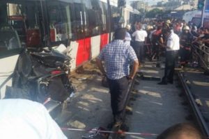 İstanbul'da feci kaza! Tramvay aracı bi&ccedil;ti