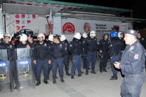 Erzurum'da CHP'nin TIR'ı polis zoru ile kaldırıldı
