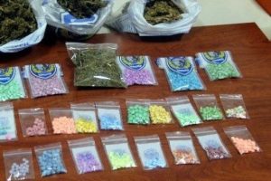 Uyuşturucu 410 hap ve 11 gram esrar ele ge&ccedil;irildi