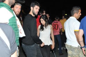 Mahsun Kırmızıg&uuml;l'&uuml;n oğlu sevgilisiyle g&ouml;r&uuml;nt&uuml;lendi...